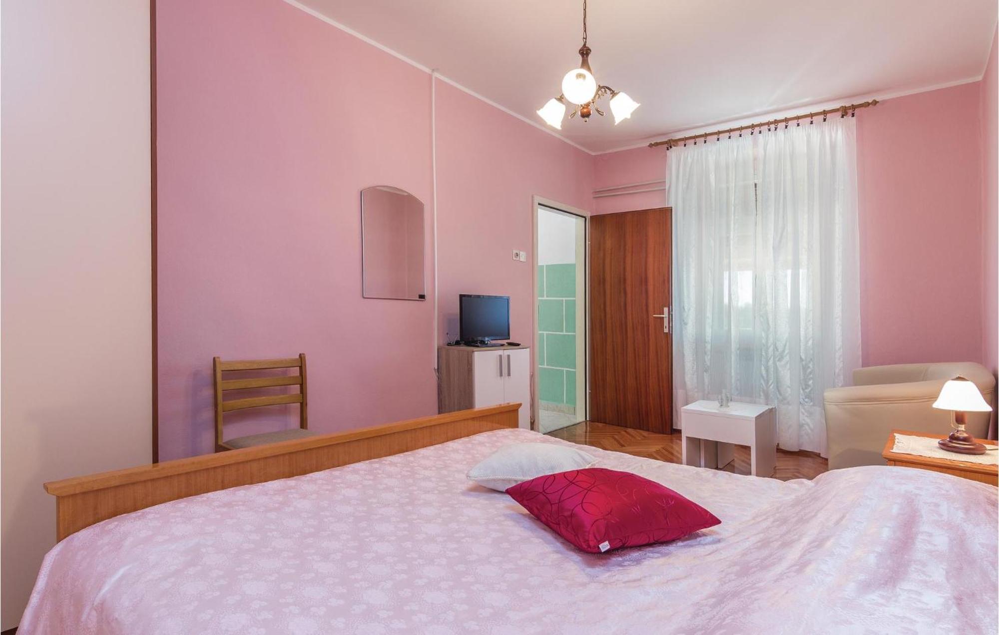 Cozy Apartment In Pican With Kitchen Eksteriør bilde